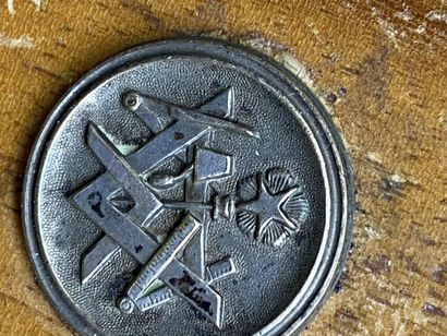 Une boite ronde en bois avec insert en rond...