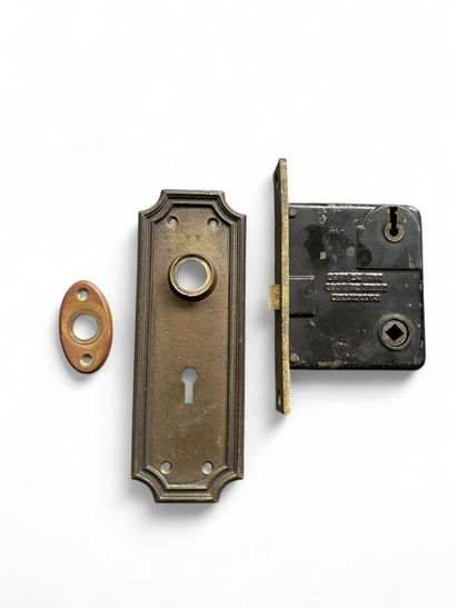 Un lot avec une ferrure de porte, une serrure...