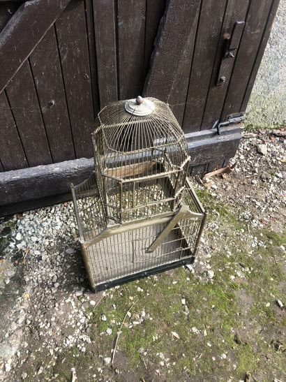 CAGE à oiseaux à deux étages.
Bois et métal.
Travail...