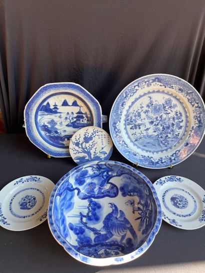 CHINE. LOT de porcelaine en camaïeu de bleu...