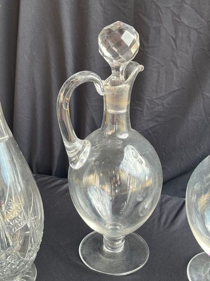 LOT de 4 carafes en cristal comprenant :
-...