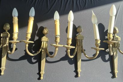 SUITE de 4 APPLIQUES en bronze ciselé et...