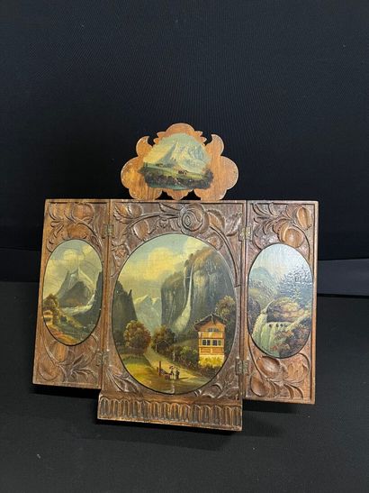 TRIPTYQUE en bois sculpté découvrant trois...