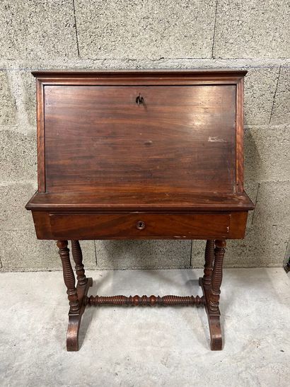 BUREAU de pente ouvrant à un tiroir en ceinture...