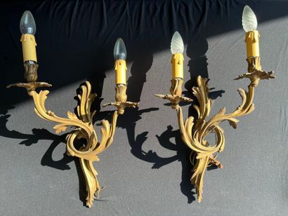 PAIRE d'APPLIQUES en bronze ciselé et doré...