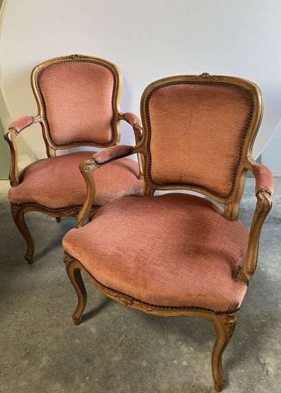 PAIRE de fauteuils cabriolet en bois mouluré...