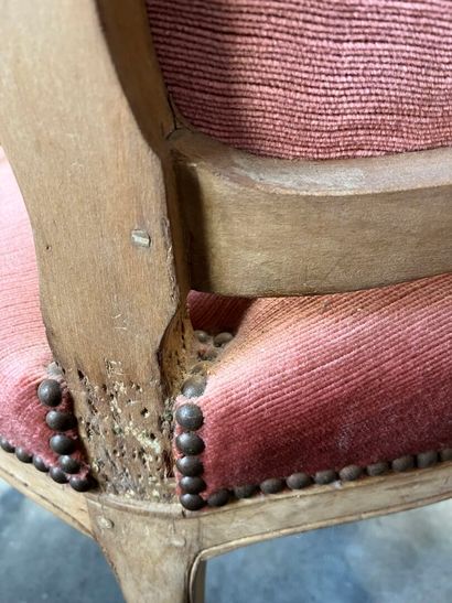 PAIRE de fauteuils cabriolet en bois mouluré...