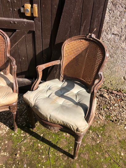 PAIRE DE FAUTEUILS cabriolet en bois mouluré...