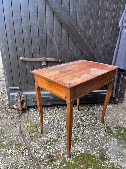 TABLE à écrire ouvrant par un tiroir latéral...