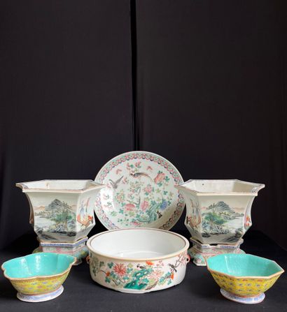 CHINE. LOT de porcelaine comprenant :
- Plat...