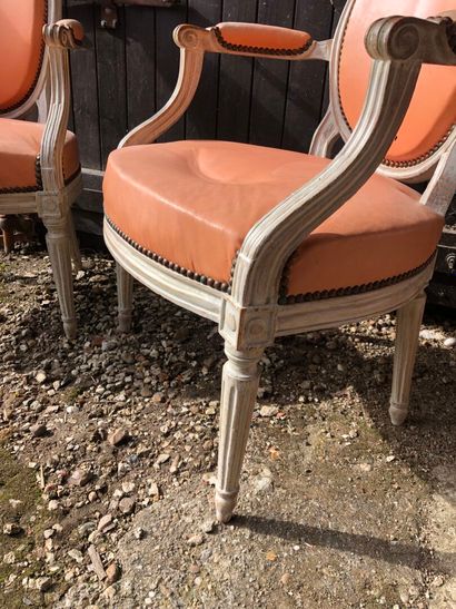 PAIRE DE FAUTEUILS en bois laqué blanc, à...
