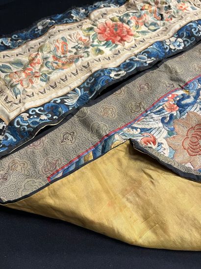 LOT de quatre soieries asiatiques.
64,5 x...