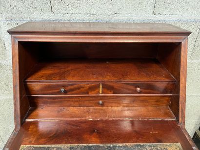 BUREAU de pente ouvrant à un tiroir en ceinture...