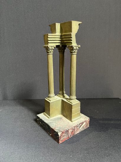ITALIE
Temple Vespasien, trois colonnes corinthiennes....