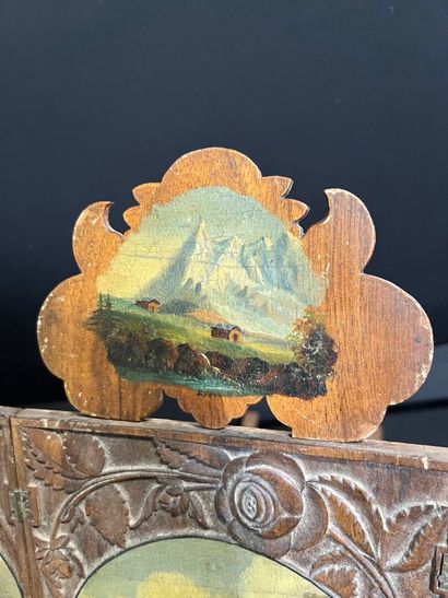 TRIPTYQUE en bois sculpté découvrant trois...