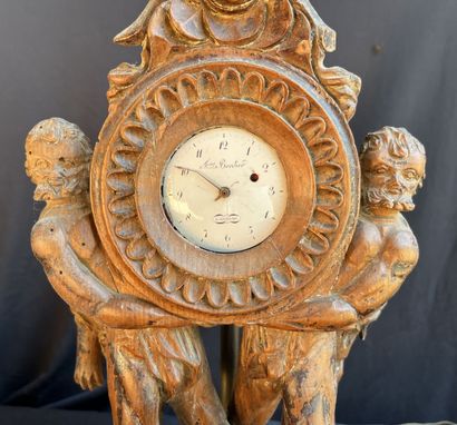 PORTE-MONTRE en bois sculpté à décor de deux...