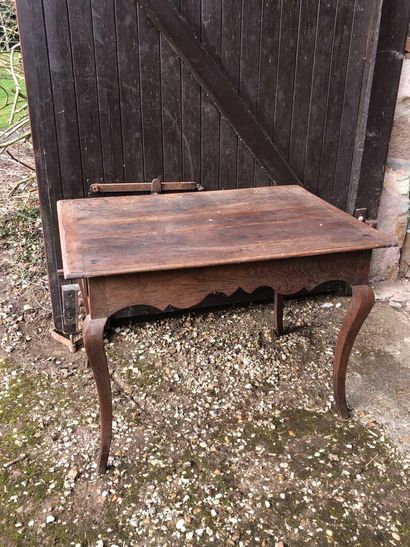 TABLE rectangulaire ouvrant par un tiroir...