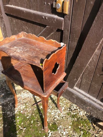 TABLE de chevet de style Louis XV, reposant...