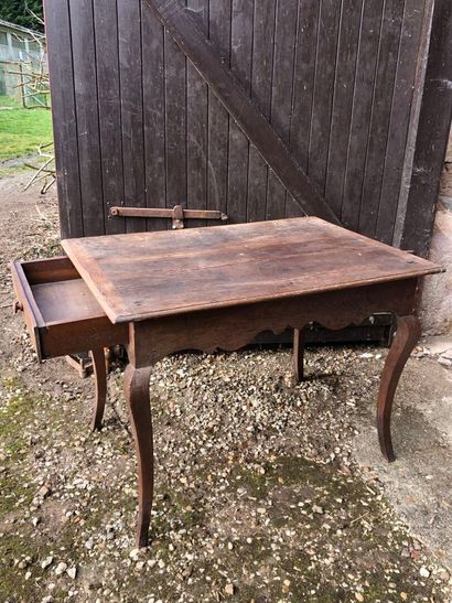 TABLE rectangulaire ouvrant par un tiroir...