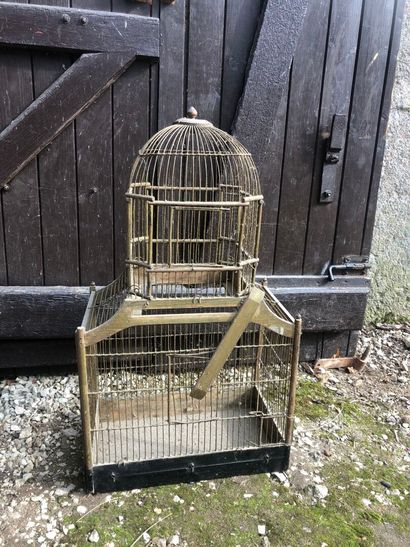 CAGE à oiseaux à deux étages.
Bois et métal.
Travail...