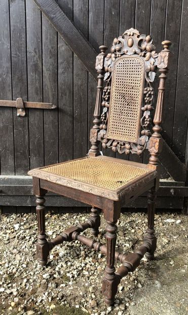 CHAISE de style Louis XIII , dossier en bois...