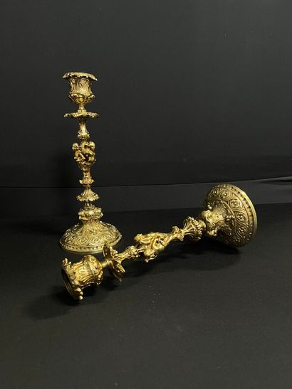 PAIRE de bougeoirs en bronze doré à décor...