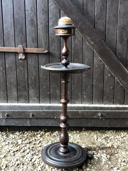 COLONNE de couture, le fût en bois tourné,...
