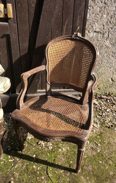 PAIRE DE FAUTEUILS cabriolet en bois mouluré...