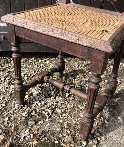 CHAISE de style Louis XIII , dossier en bois...