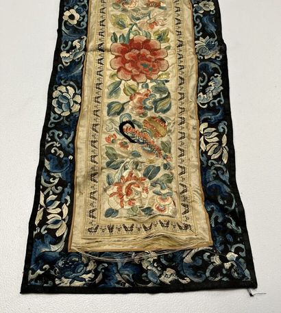 LOT de quatre soieries asiatiques.
64,5 x...