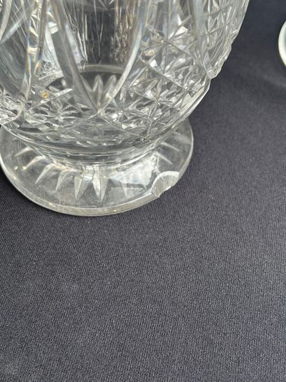 LOT de 4 carafes en cristal comprenant :
-...