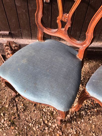 PAIRE de chaises en bois sculpté de style...