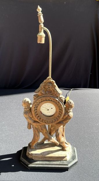 PORTE-MONTRE en bois sculpté à décor de deux...