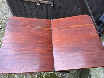 TABLE VOLANTE pliable, le plateau rectangulaire...