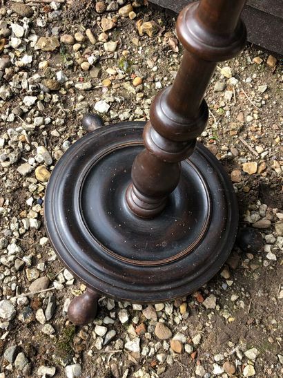 COLONNE de couture, le fût en bois tourné,...