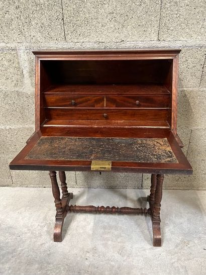 BUREAU de pente ouvrant à un tiroir en ceinture...