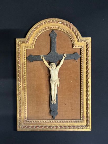 CHRIST en croix en os XVIIIe dans un cadre...