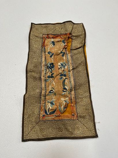 LOT de quatre soieries asiatiques.
64,5 x...