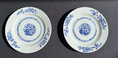 CHINE. LOT de porcelaine en camaïeu de bleu...