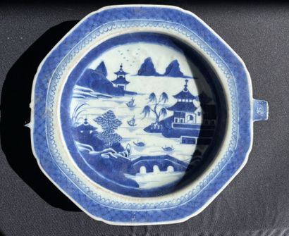 CHINE. LOT de porcelaine en camaïeu de bleu...