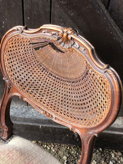 CHAISE de style Louis XV à dossier canné...