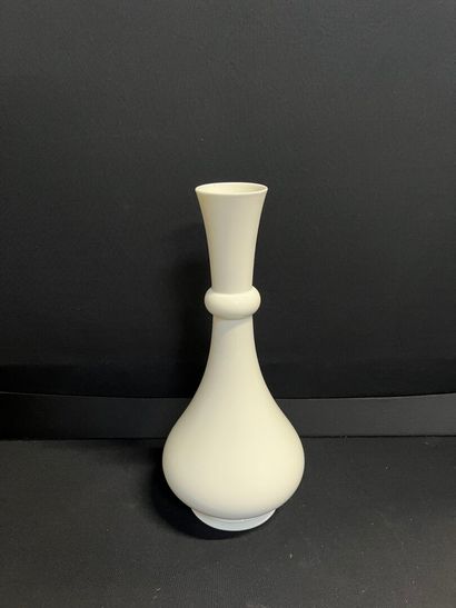 SEVRES
Vase dans la forme de base de narguilé...