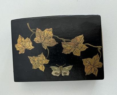 NECESSAIRE de bureau en métal doré et ciselé...