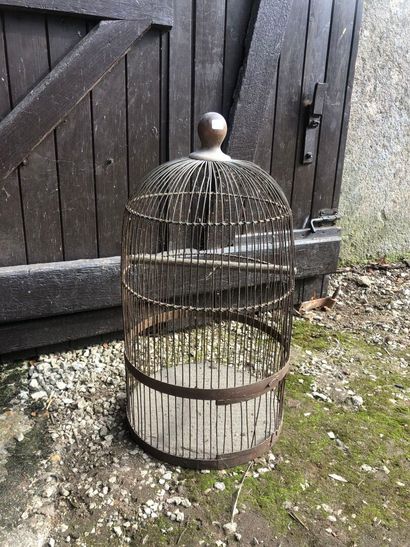 CAGE à oiseaux en métal et bois.
66 x 35cm...