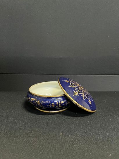 MANUFACTURE IMPERIALE DE SEVRES
Bonbonnière...