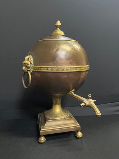 SAMOVAR cuivre et métal de forme sphérique...