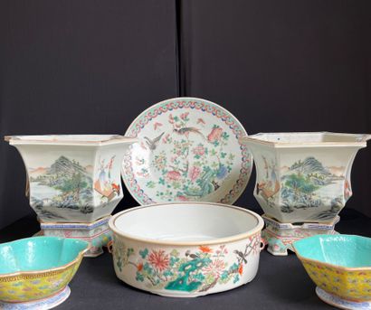 CHINE. LOT de porcelaine comprenant :
- Plat...