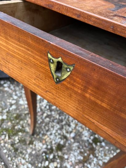 TABLE à écrire ouvrant par un tiroir latéral...