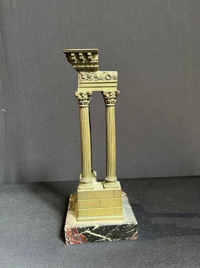 ITALIE
Temple Vespasien, trois colonnes corinthiennes....