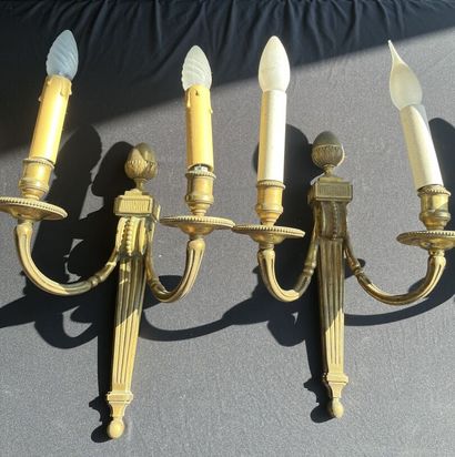 SUITE de 4 APPLIQUES en bronze ciselé et...
